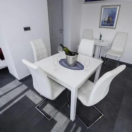 Four Towers Apartman Rab Town
