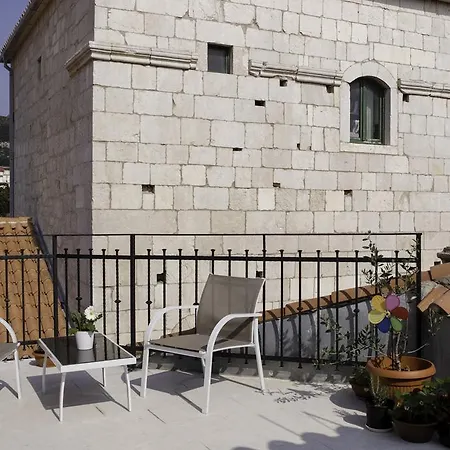 Four Towers Apartment *