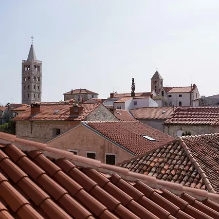 Four Towers Apartment *